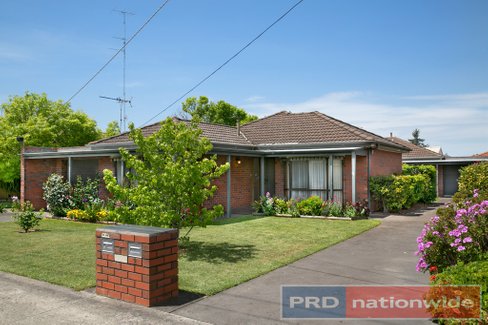 1/8 Eton Street, WENDOUREE VIC 3355