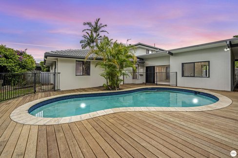 18 Fairway Avenue, SOUTHPORT QLD 4215
