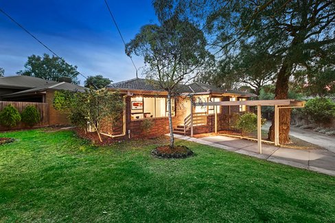 1/8 Halls Parade Mitcham 3132