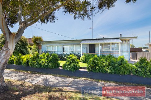 18 Ivanhoe Street, WENDOUREE VIC 3355
