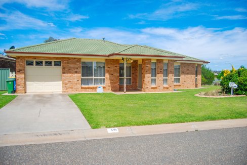 1/8 Jarrah Place, GLENFIELD PARK NSW 2650