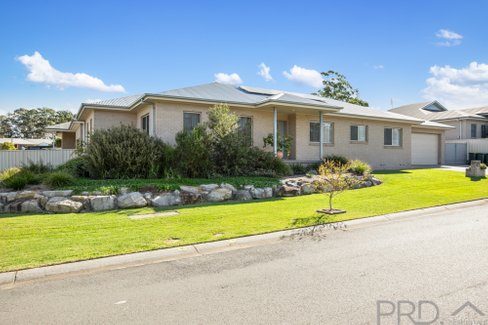 18 Johnson Drive, EAST MAITLAND NSW 2323