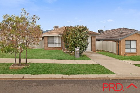 18 Lake Place, TAMWORTH NSW 2340