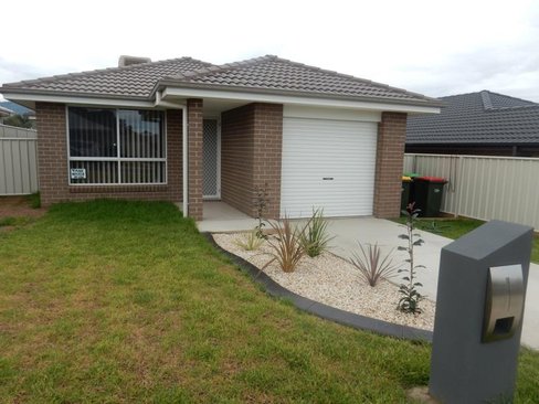 18 Lake Place, TAMWORTH NSW 2340
