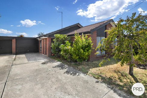 18 Langham Road, WENDOUREE VIC 3355