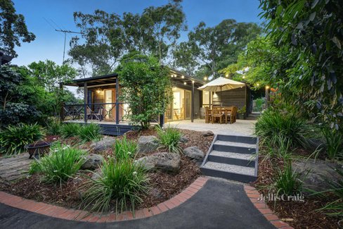 18 Leonard Crescent Eltham 3095