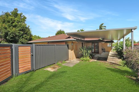 1/8 Orkney Place, LABRADOR QLD 4215