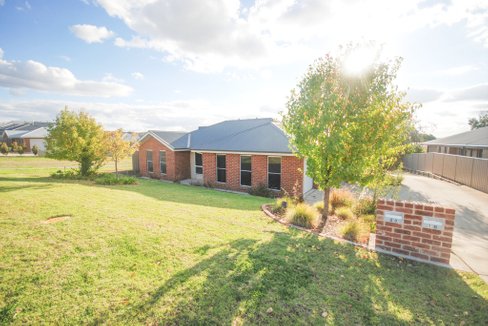 1/8 Osterley Street, BOURKELANDS NSW 2650