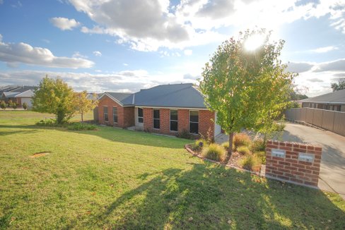 1/8 Osterley Street, BOURKELANDS NSW 2650