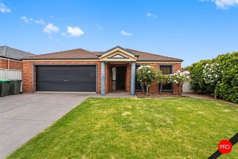 18 Parkside Boulevard, STRATHDALE VIC 3550