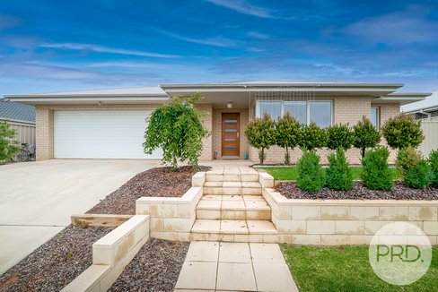 18 Ross Parkway, GOBBAGOMBALIN NSW 2650