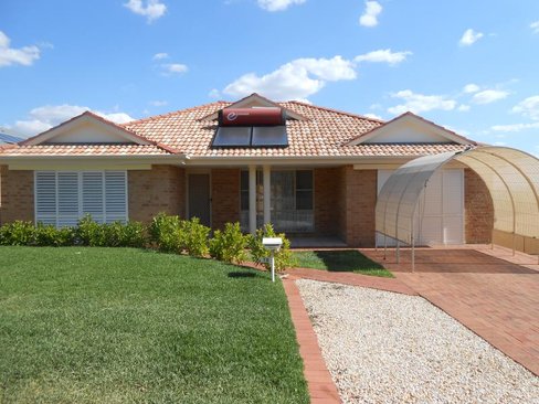 18 Ventnor Drive, TAMWORTH NSW 2340