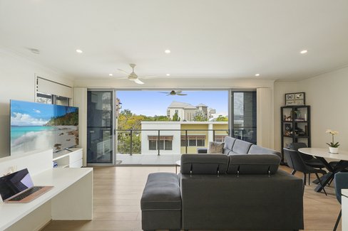 18/3031 The Boulevard, CARRARA QLD 4211
