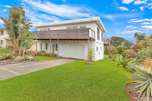 19 Bergalia Crescent, CAMDEN HEAD NSW 2443