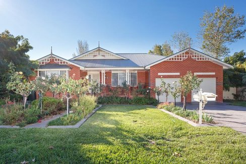 19 Cowan Place, LLOYD NSW 2650