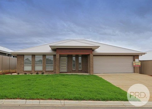 19 Darcy Drive, BOOROOMA NSW 2650