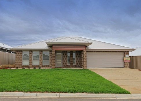 19 Darcy Drive, BOOROOMA NSW 2650