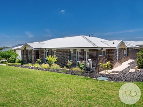 19 Kellerman Crescent, BOOROOMA NSW 2650