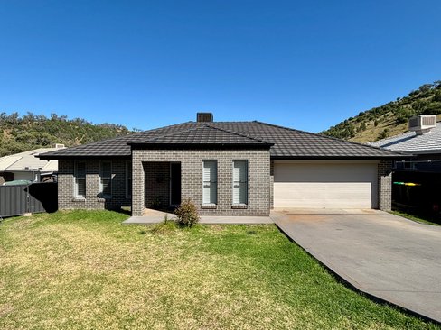 19 Scarborough Close, TAMWORTH NSW 2340