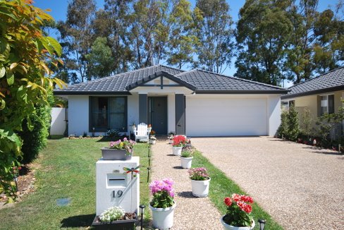 19 Seville Cct, BURLEIGH WATERS QLD 4220