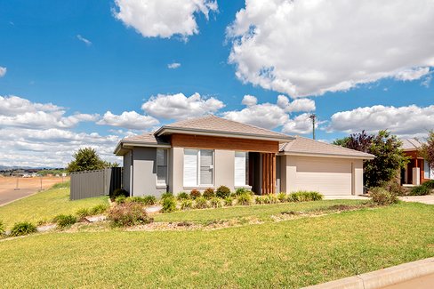 19 Simmental Way, TAMWORTH NSW 2340