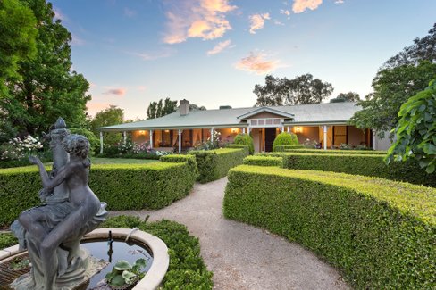 196 Dukes Road, LAKE ALBERT NSW 2650