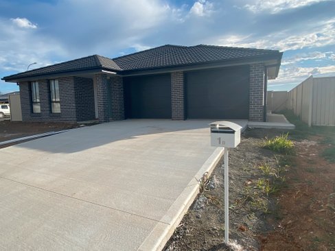 1B Explorers Way, TAMWORTH NSW 2340