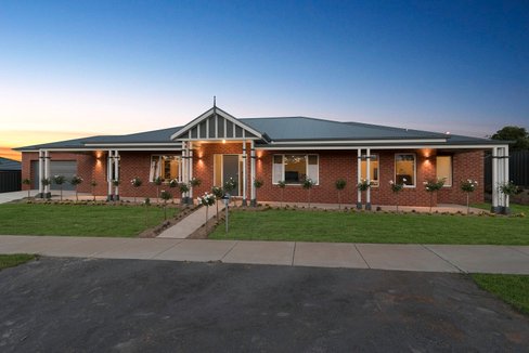 2 Ainsworth Street, HUNTLY VIC 3551