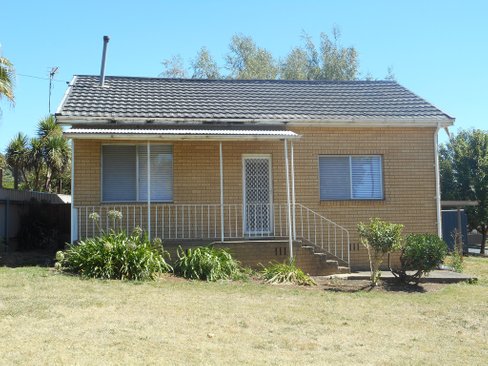 2 Ash Street, BATLOW NSW 2730