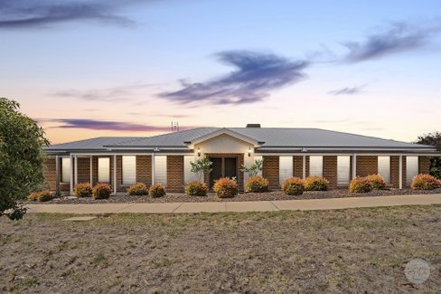 2 Autumn Close, HUNTLY VIC 3551