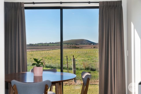 2 Crestmont Court, MINERS REST VIC 3352