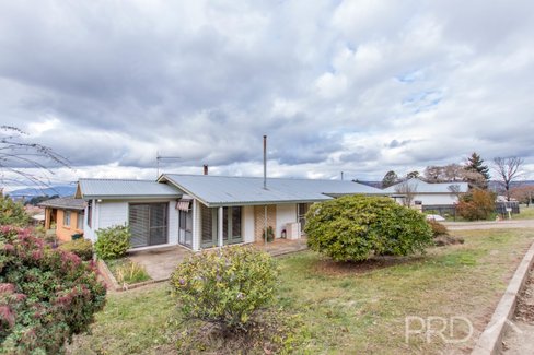 2 Crofton Avenue, BATLOW NSW 2730
