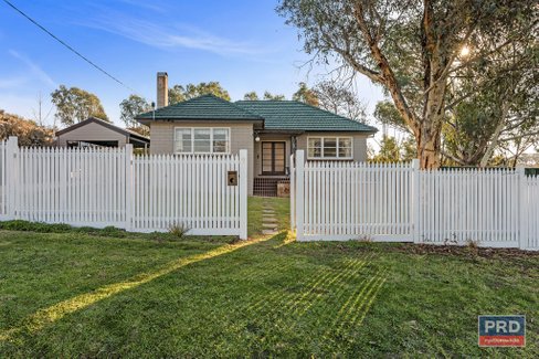 2 Daniel Street, LONG GULLY VIC 3550