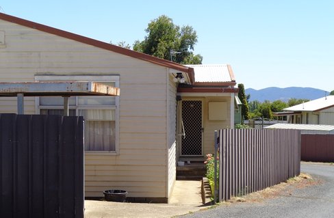 2 Flinders Court, TUMUT