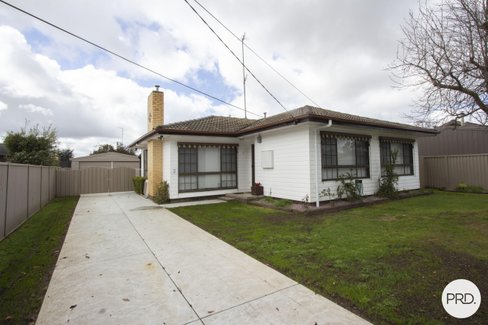 2 Halbert Street, WENDOUREE VIC 3355