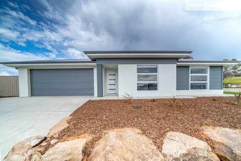 2 Hughes Court, LLOYD NSW 2650