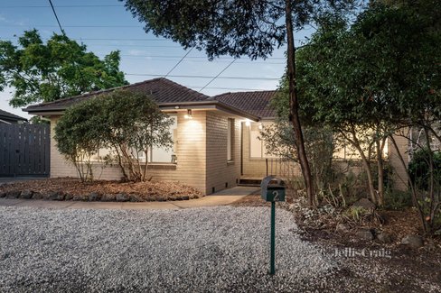 2 Jindalee Avenue Yallambie 3085