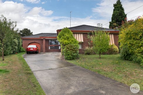2 Laurine Court, WENDOUREE VIC 3355