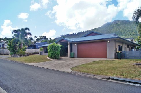 2 Linscot Close, CANNONVALE QLD 4802