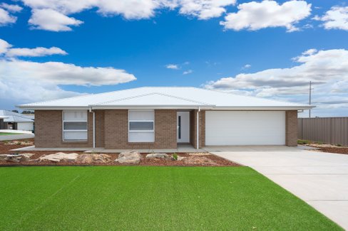 2 Lovell Place, LLOYD NSW 2650