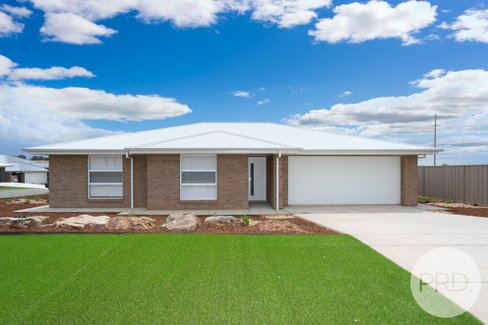 2 Lovell Place, LLOYD NSW 2650