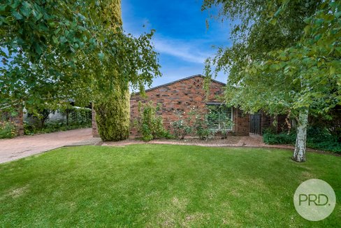 2 Myall Crescent, LAKE ALBERT NSW 2650