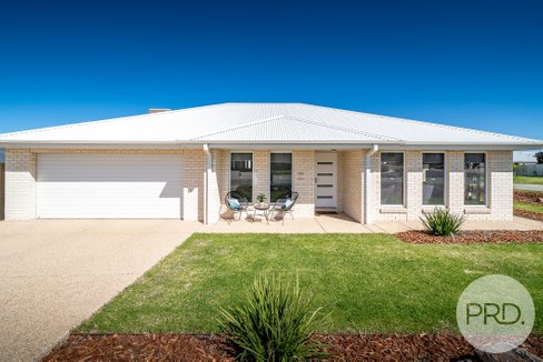 2 Nellywanna Street, GOBBAGOMBALIN NSW 2650