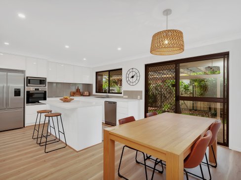 2 Oakland Court, BURLEIGH WATERS QLD 4220