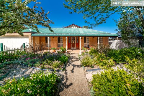 2 O'Hara Place, KOORINGAL NSW 2650