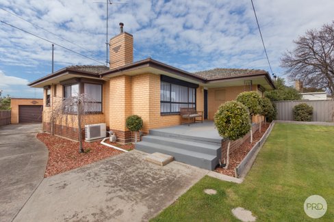 2 Oxford Street, WENDOUREE VIC 3355