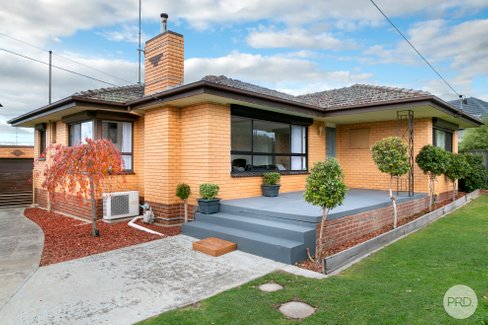 2 Oxford Street, WENDOUREE VIC 3355
