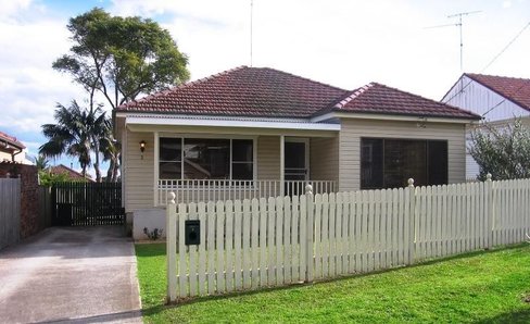 2 Pineview Avenue, ROSELANDS NSW 2196