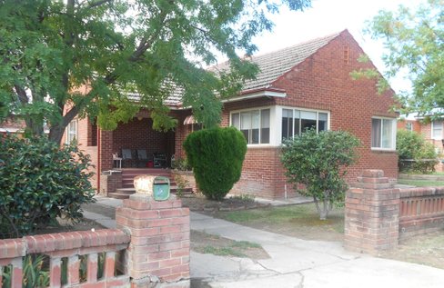 2 Robertson Street, TUMUT NSW 2720