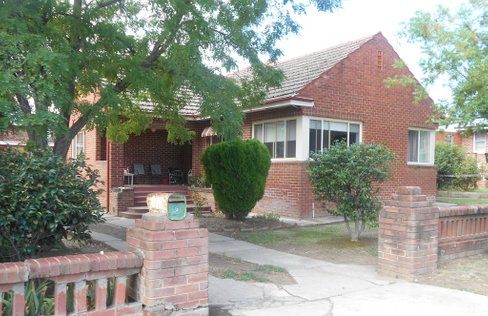 2 Robertson Street, TUMUT NSW 2720